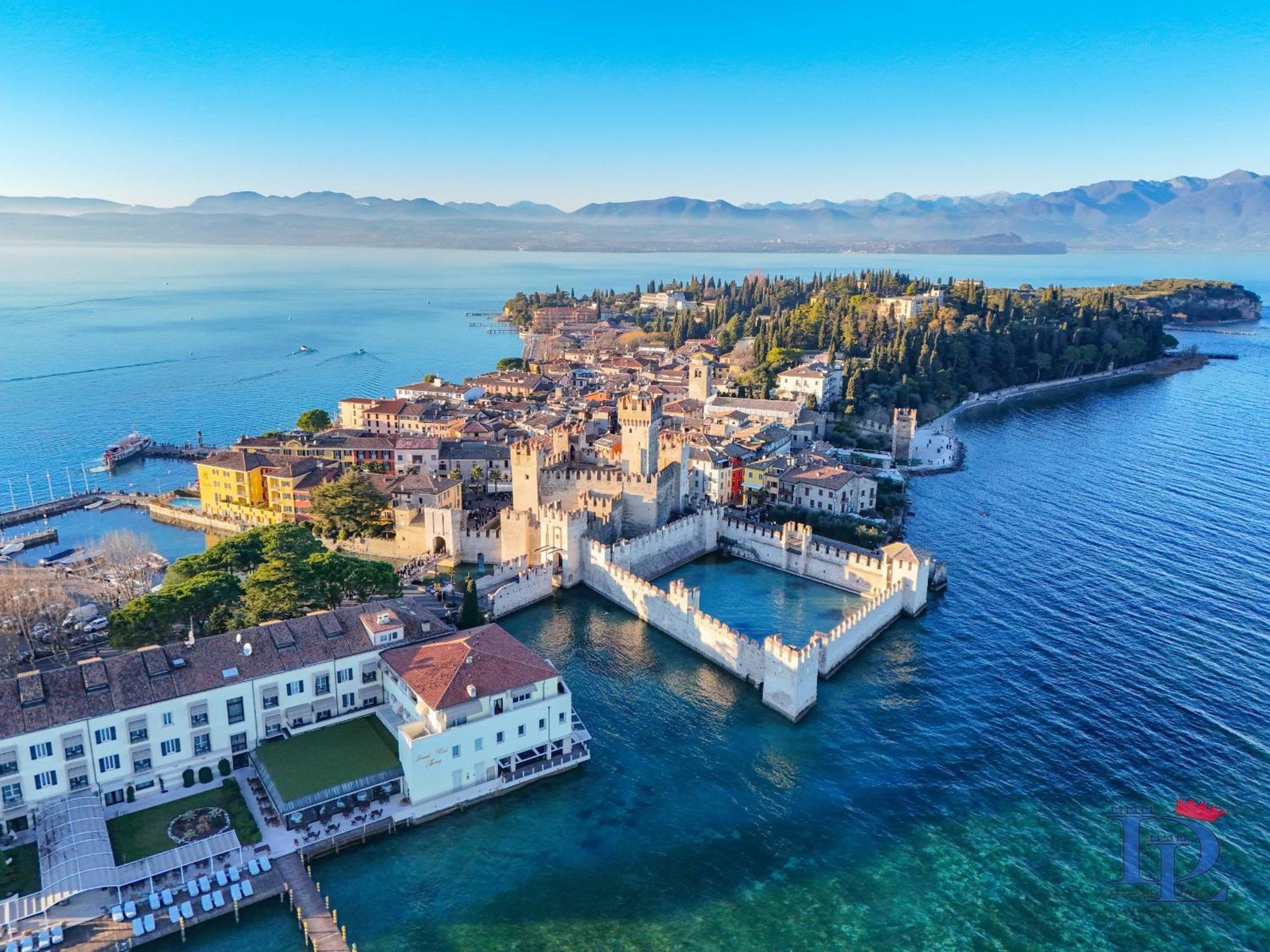 Desenzanoloft Official Partner Marriott Homes & Villas - Eden Lake View And Privat Beach Renovated In 2025 Sirmione Exteriör bild